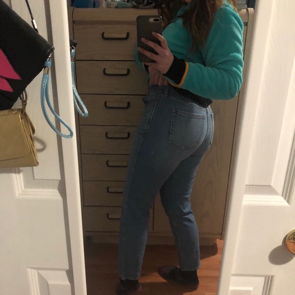 Hollister Ultra High-Rise Mom Jeans - Picture 6 of 6